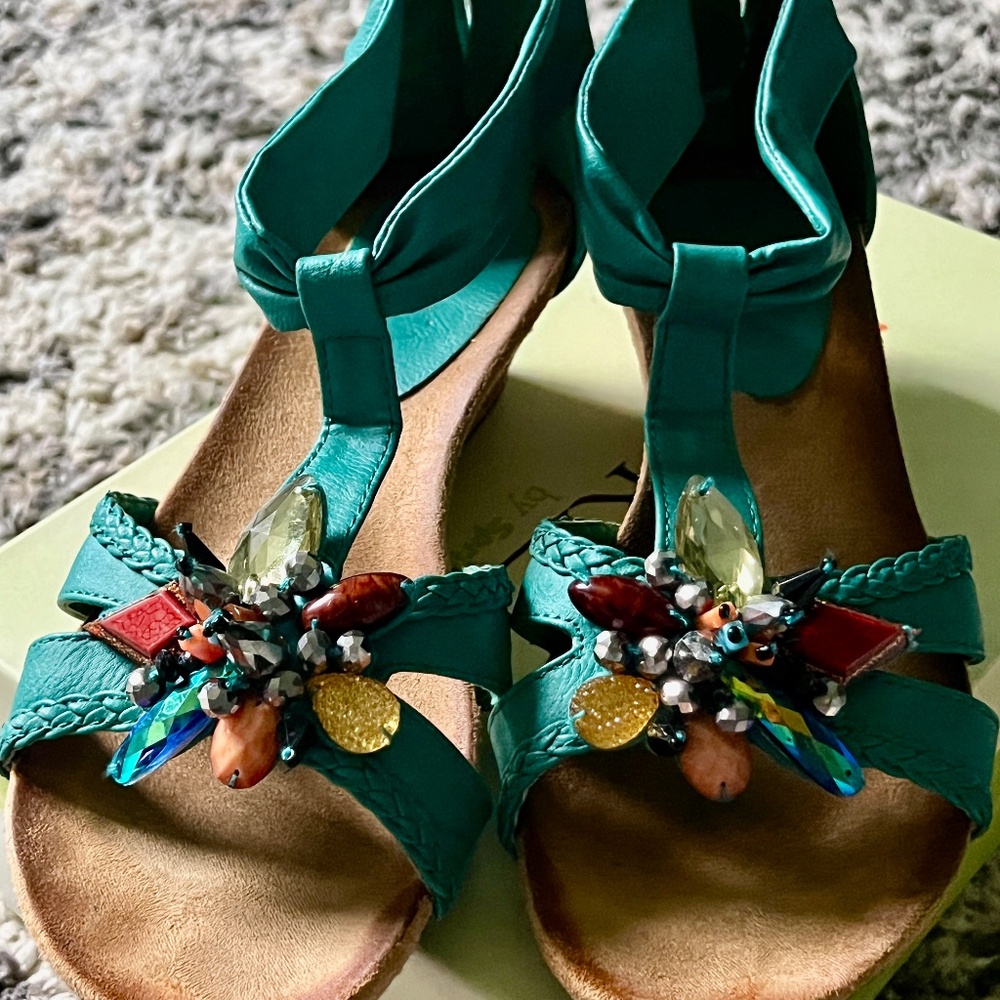 PATRIZIA BEADED SANDAL SIZE 38. (7.5-8)